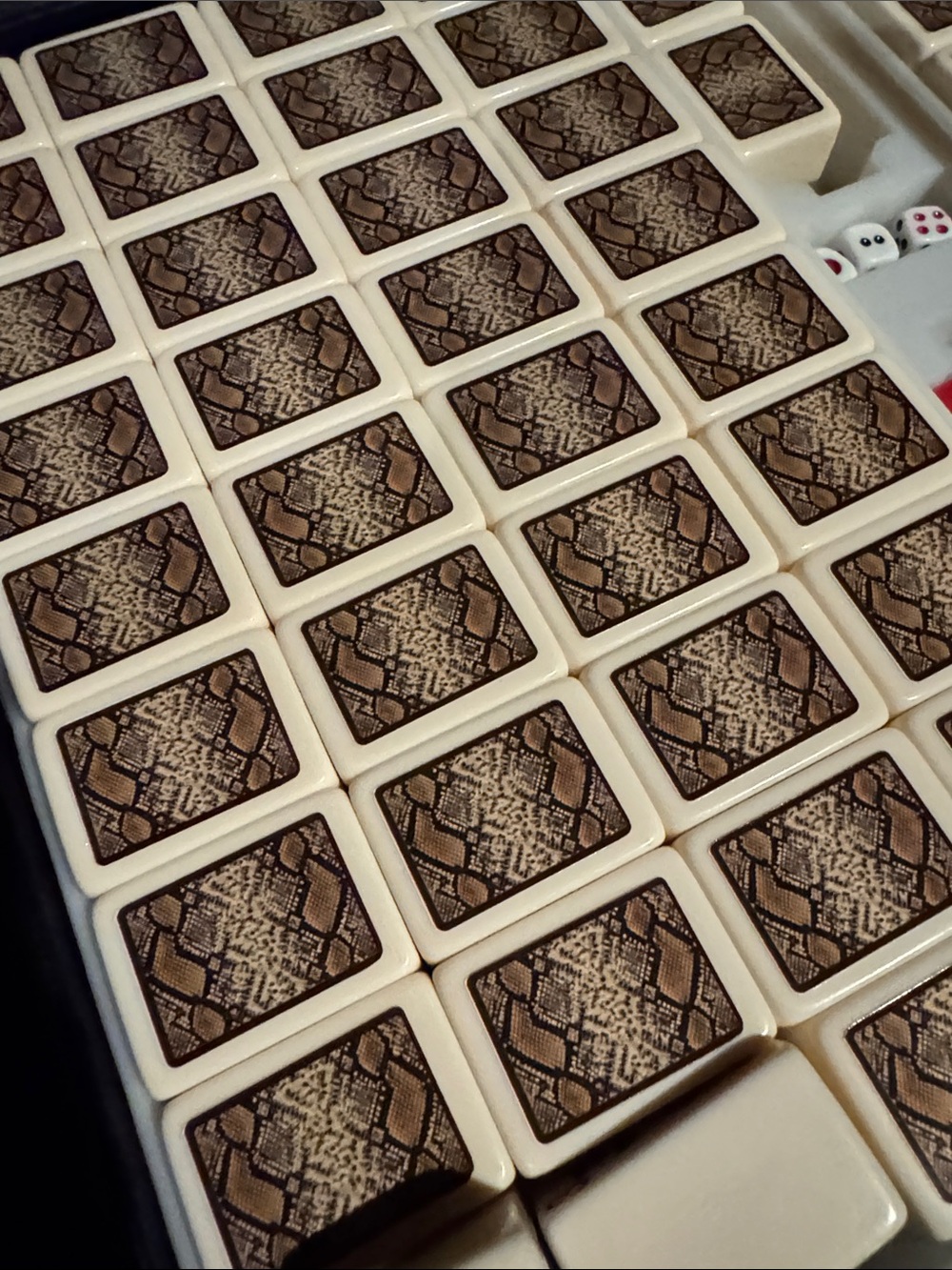 Traditional Chinese Mahjong Set in White with Green and Red Accents - Picture 5 of 7